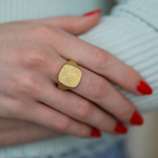 18k Gold Engraved Scratched Signet Ring Image
