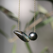 Labradorite Bean and Tahitian Pearl Gold Choker Necklace Image