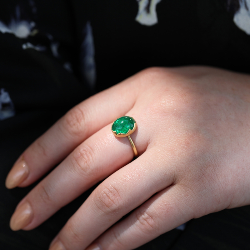 Emerald 18k gold Egg Ring