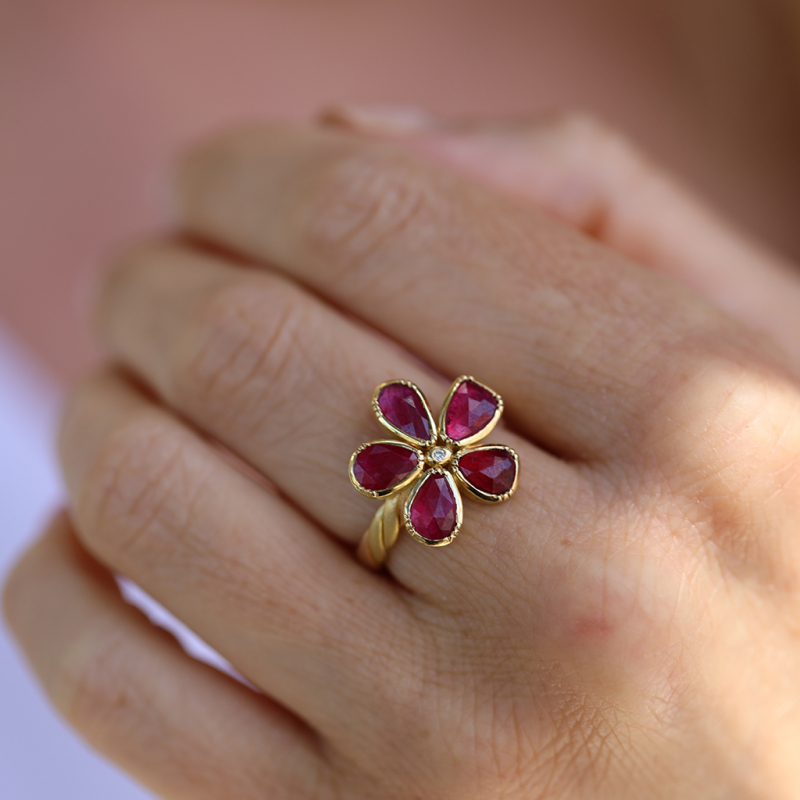 Ruby 18k Gold Flower Ring