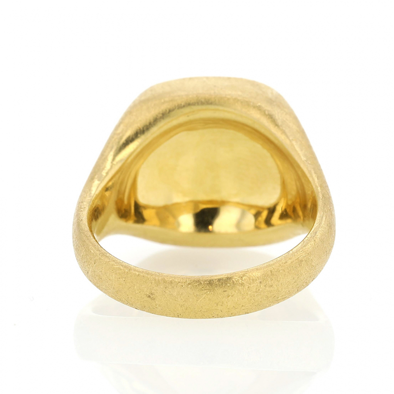Omhyggelig læsning kuvert position Dalben Gioielli | 18k Gold Engraved Scratched Signet Ring at Voiage Jewelry