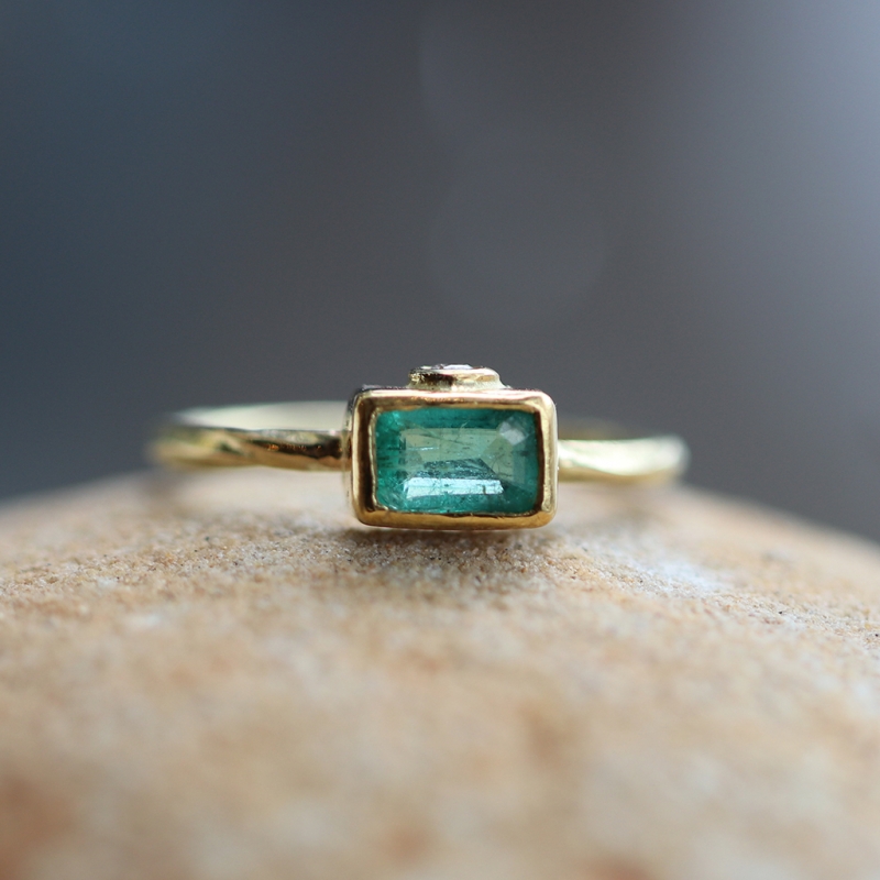 Gold Emerald Ring with Diamond