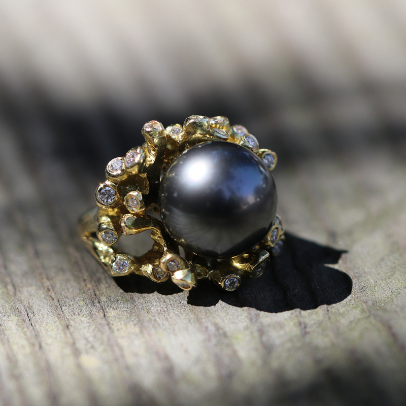 Round Black Tahitian Pearl 18k Gold Ring with Diamonds